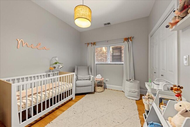 Building Photo - 3 bedroom in Chicago IL 60613