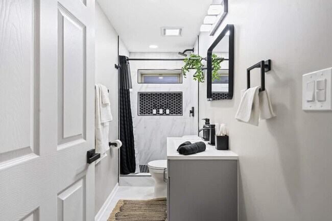 Building Photo - 1410 N Lama Ln