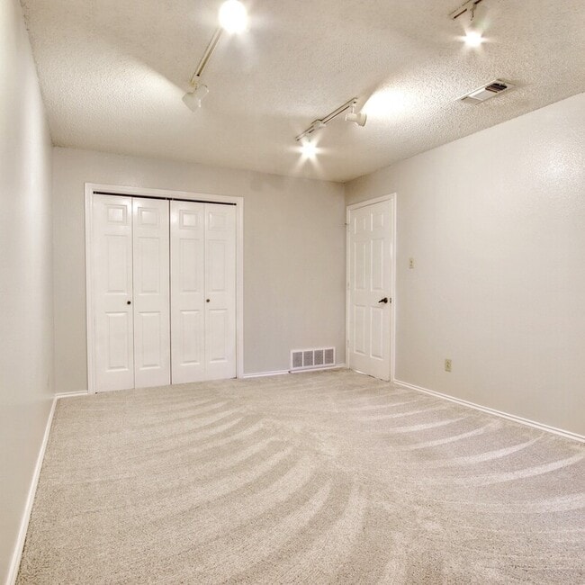 Building Photo - 5725 Ridgerock Ct