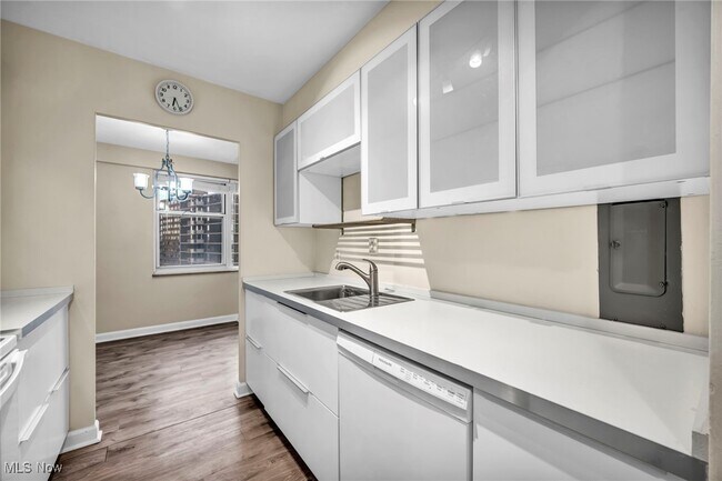 Building Photo - 11850 Edgewater Dr