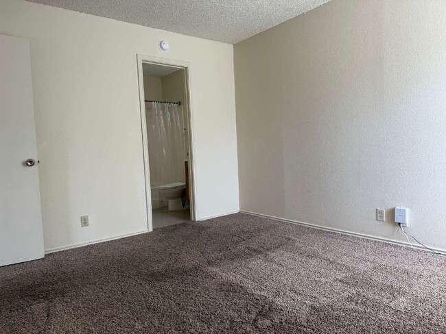 Building Photo - Affordable Three Bed/Two Bath in Leon Vall...