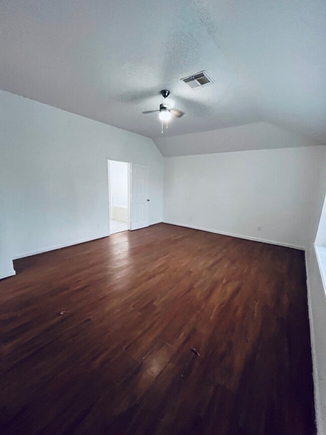 Building Photo - 2206 Laurel Oak Dr