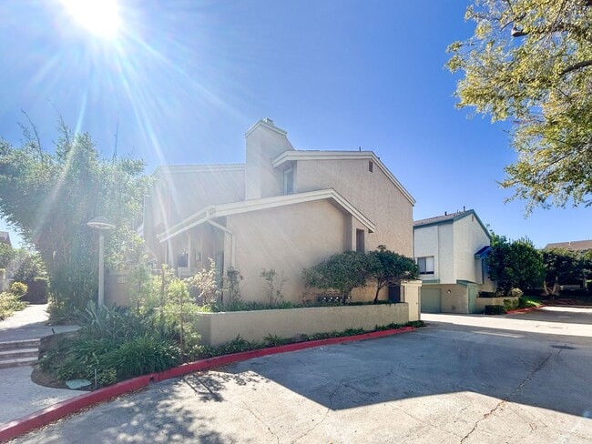 Building Photo - Beautiful 3BD/2.5BA W/ Open Floor Plan and...