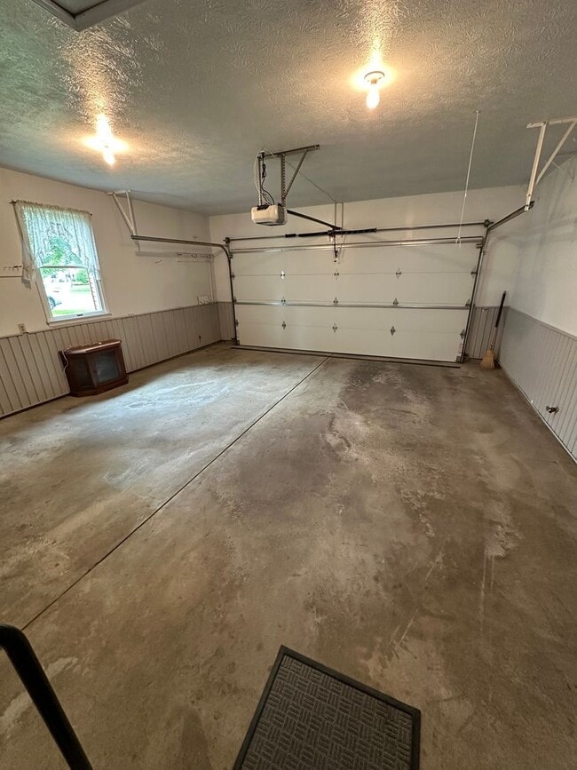 Building Photo - 2 Bedroom Condo - Goshen