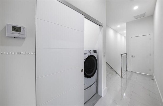 Building Photo - 3142 Carter St