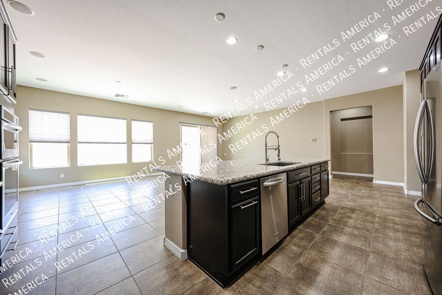 Building Photo - 3325 E Coconino Dr