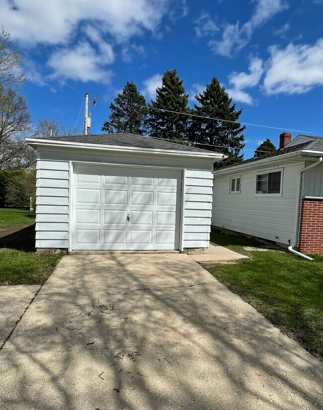 Building Photo - 1006-1006 N Sumac Dr