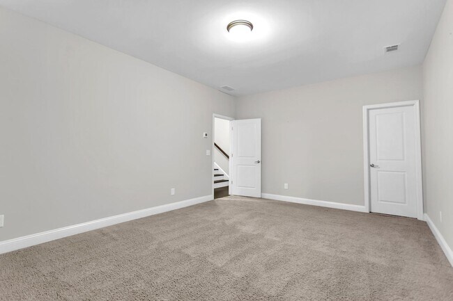 Building Photo - Stunning Executive Townhome in Gated Brook...