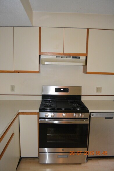 Building Photo - 35 Potter Ln