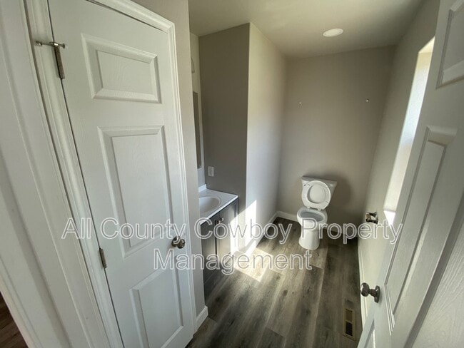 Building Photo - 4521 E Bobolink Ln