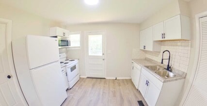 Building Photo - 3D Tour Available - Recently Remodeled + Fenced-in Yard + Washer & Dryer! Available September 3rd!