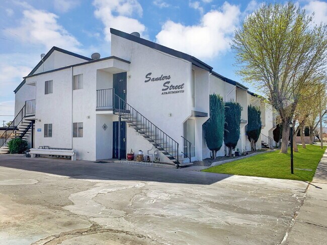 Building Photo - 726 N Sanders St