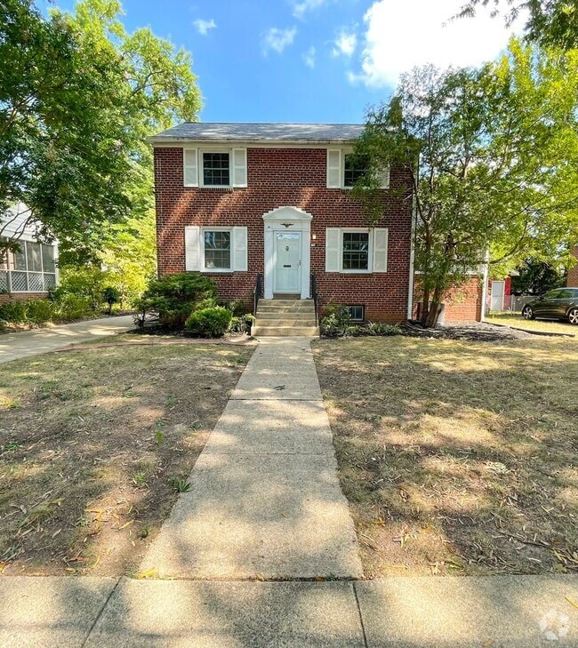 Building Photo - Classic 3 Bedroom 1.5 Bathroom Colonial In...