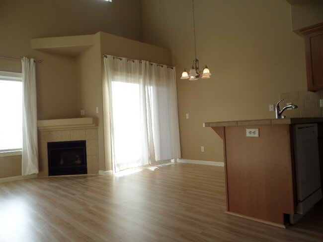 Building Photo - The Oaks Live/Work Townhomes