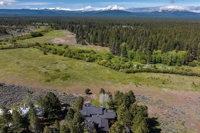 Building Photo - HUGE Dream Home bordering Indian Meadows P...