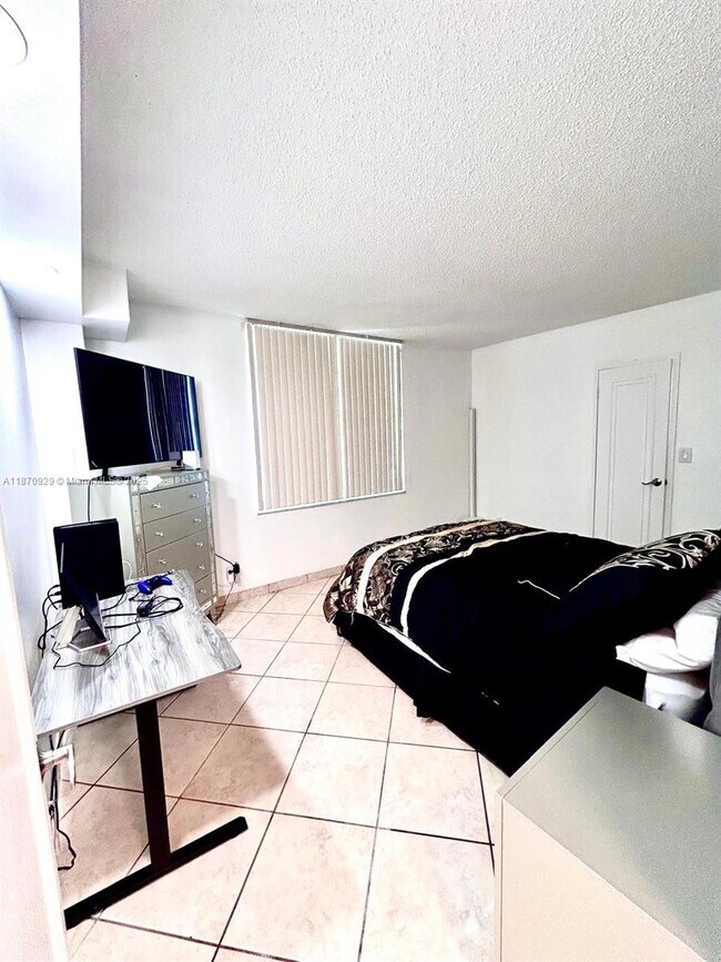 Building Photo - 3725 S Ocean Dr