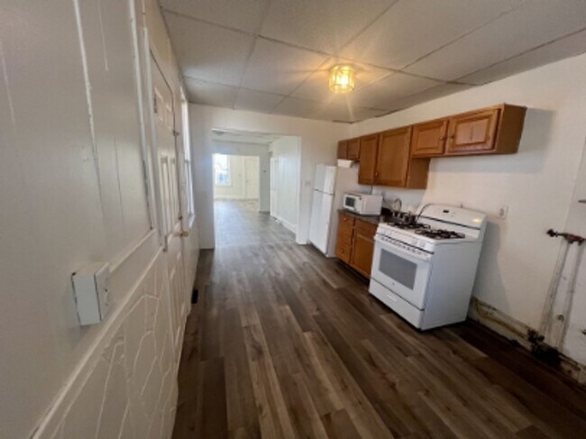 Building Photo - AVAILABLE FOR SHOWING!!! 4BR / 1BA.