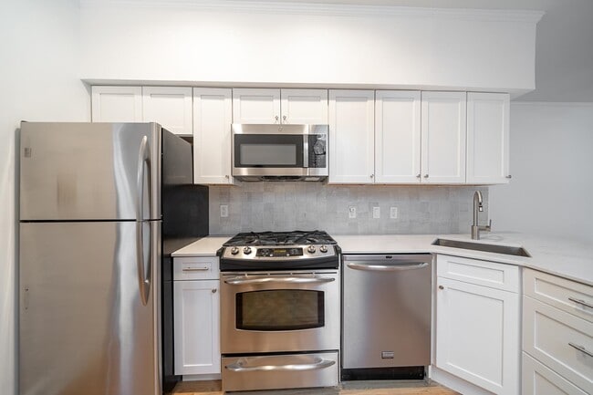 Building Photo - 132 Madison St