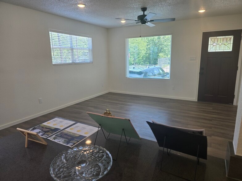 Living room - 804 Avenue E