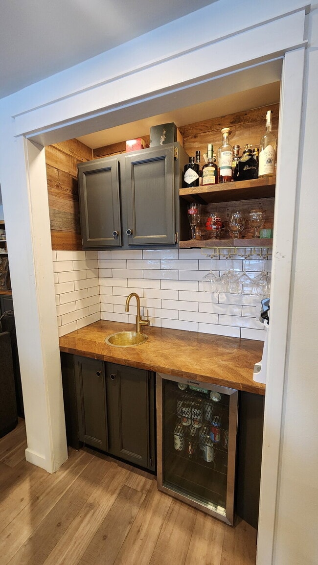 Building Photo - Designer 4 Bedroom Home with Sauna and Walk-Out Lower Level - Available May or June 1st