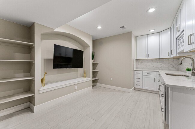 Building Photo - 5 Bed, 5 Bath home in South Park Hill