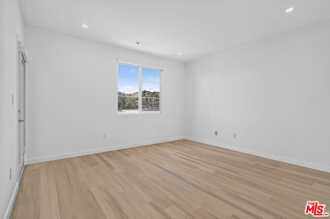 Building Photo - 360 W Ave 26