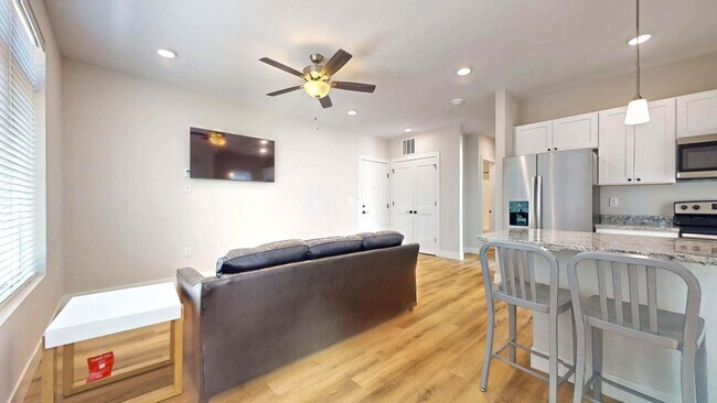 Interior Photo - 305 W Washington