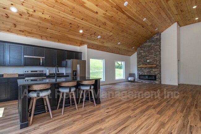 Building Photo - 915 River Cliff Dr
