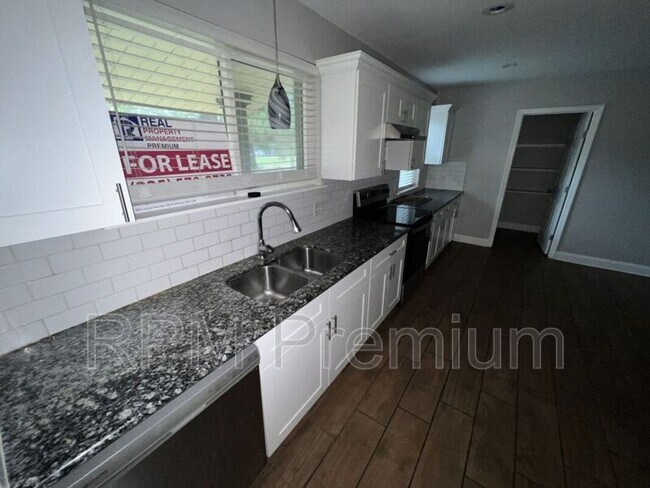 Building Photo - 4922 Sunnybrook Dr