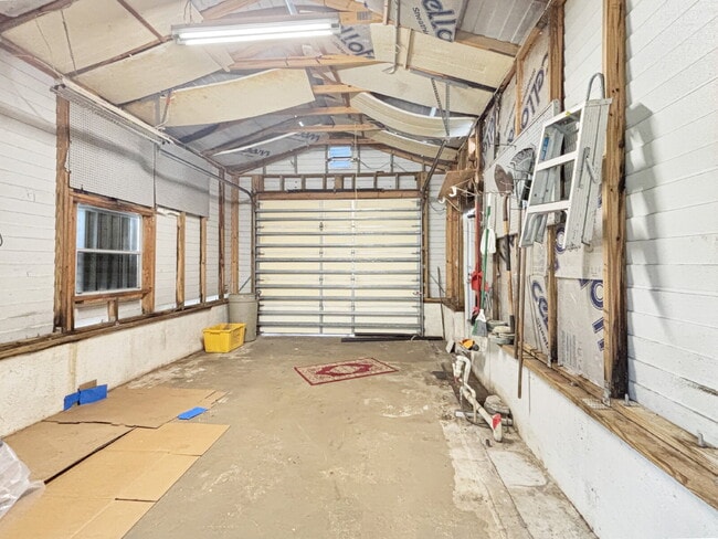 Building Photo - Charming Coastal Retreat in Ridgeway | Fenced Yard + Garage | Hobe Sound