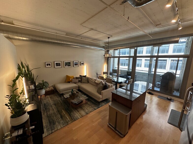 Primary Photo - 565 W Quincy St