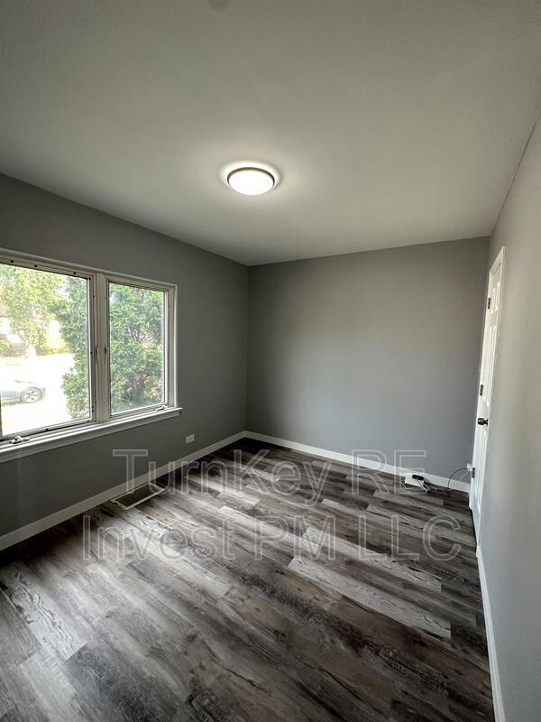 Building Photo - 18108 Oakwood Ave