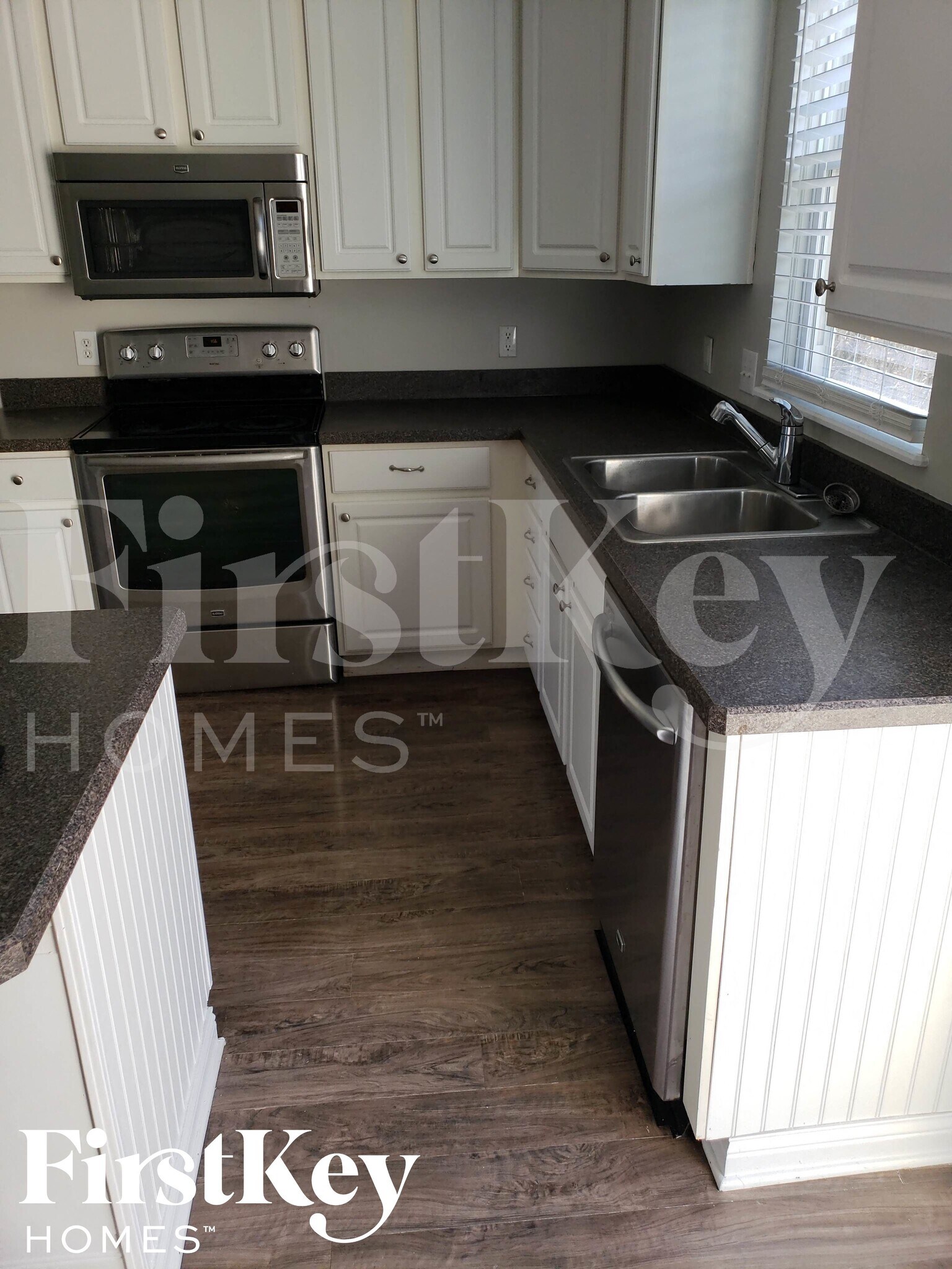 Building Photo - 1527 W Quail Run Dr