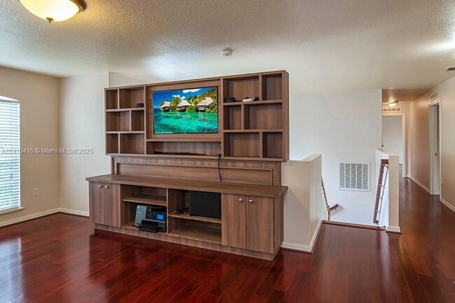 Building Photo - 6057 Ridge Lake Cir