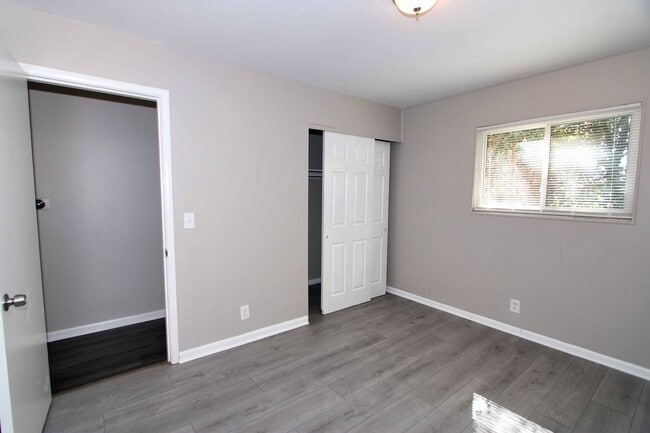 Building Photo - 4 Bed 2 Bath House for Rent