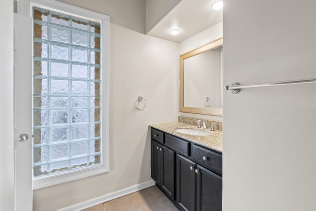 Building Photo - 1115 E Knapp St