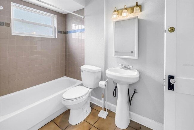 Building Photo - 116 16th Ave SE