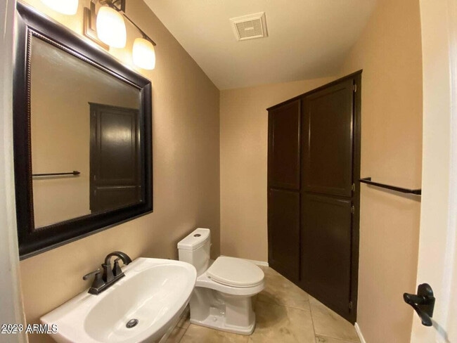 Building Photo - 1406 W Lake Mirage Ct