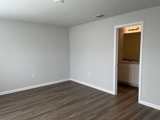 Building Photo - Beautiful 4 Bedroom Home with Huge yard!