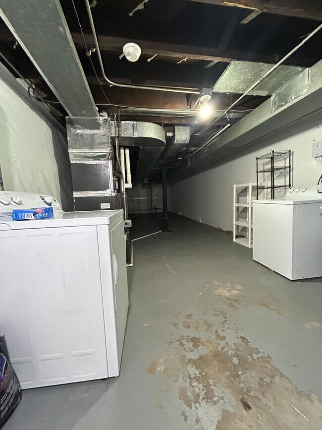 Building Photo - Beautiful 2 Bedroom Townhouse!