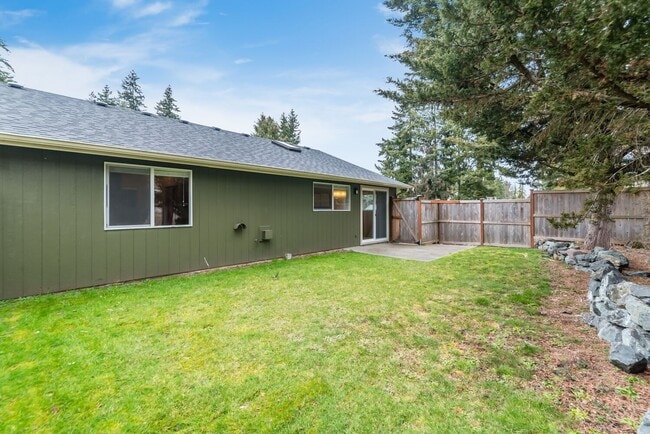 Building Photo - Inviting 3 Bedroom/2 Bathroom Duplex in Puyallup! Two Car Garage, Fenced Yard, Cul-de-Sac, New Pl...