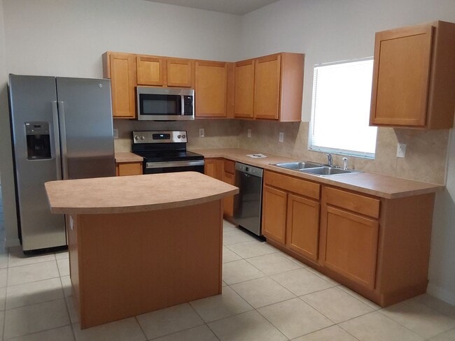 Building Photo - 4/2/2 With screened in porch in Indian Trails area!