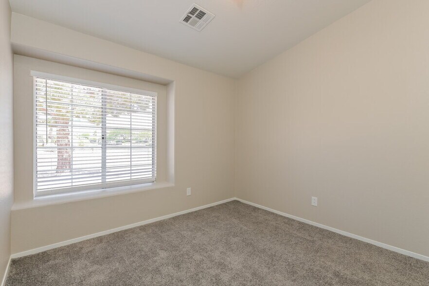 Building Photo - 909 Dodge St