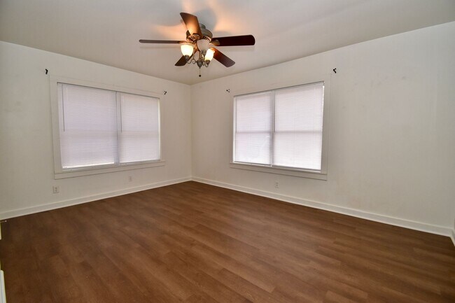 Building Photo - 3 Bed 1 Bath Home!