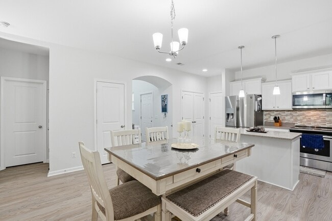 Building Photo - 17 Crown Ct