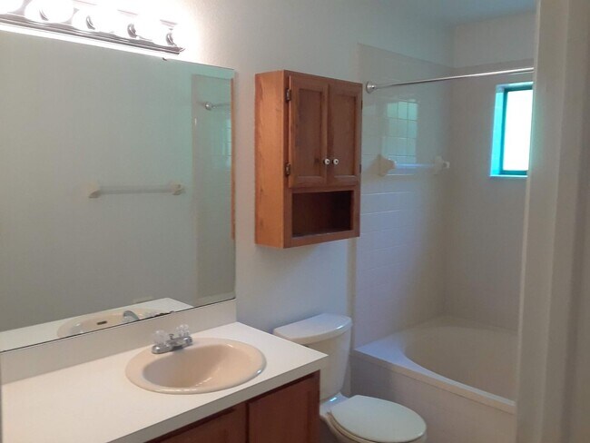 Building Photo - Lovely 3 Bedroom 2 Bathroom HOME!!!