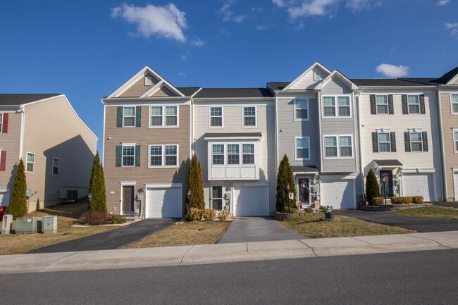 Building Photo - 3 bed, 2full/2 half bath Townhome in Marti...