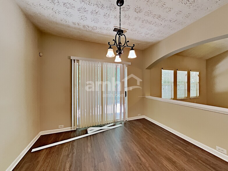 Building Photo - 6812 Bridgewood Dr