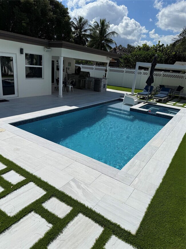 Building Photo - 1637 SE 1st St