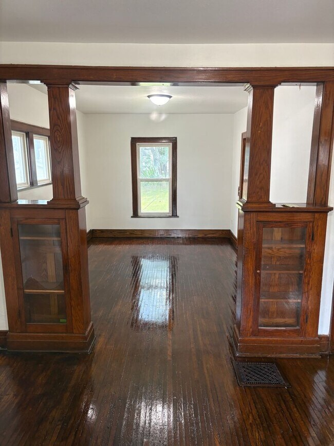 Building Photo - 3 Bedroom Duplex Apartment in Waterloo, IA
